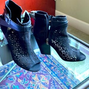 Vince Camuto Black Sandals. Size 10